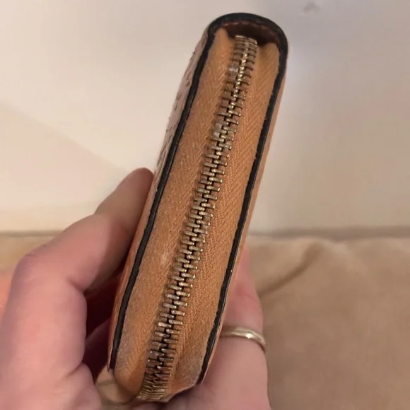GUCCI GG Embossed Tan Leather Zippy Wallet EUC - Picture 5 of 12